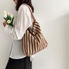 Bolso de diseño de nicho informal nuevo 2023, bonito bolso de mujer Mori, bolso de hombro popular de verano, bolso de cubo de estilo occidental