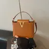 Bolsas texturizadas populares deste ano para mulheres 2026 Verão nova bolsa de mão em relevo de cor sólida bolsa de ombro única estilosa bolsa transversal