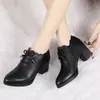 Zapatos de mujer con corte profundo y tacones gruesos, nuevo modelo otoño 2026, zapatos de cuero suave para mujeres de mediana edad, zapatos de cuero de tacón medio para mujeres de mediana edad y mayores