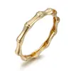 Pulseira minimalista com padrão de bambu e textura metálica, oferecendo um toque de luxo, versátil para o uso diário e exalando elegância.
