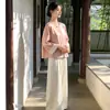 Conjunto de jaqueta vintage estilo chinês novo com mangas dobradas e calças de perna larga de seda para mulheres de meia-idade com garantia de qualidade, redutor de idade, com toque de luxo para o outono