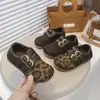 Zapatos de Niños Suela Blanda Niche 2026 Zapatos Individuales Diseño Brogue Hebilla de Cuero Retro Otoño Nueva Llegada Mocasines Birken