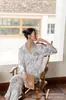 Roupa de dormir fina de luxo premium estilo selva com mangas compridas para ambientes com ar condicionado, elegante e que afina a silhueta, popular online, pode ser usada fora, pijamas de seda gelada para mulheres