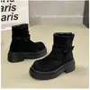 Botas curtas estilo Martin de fivela Maillard com sola grossa, novas botas western de camurça, botas de cavaleiro com plataforma para aumentar a altura para pessoas baixinhas