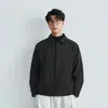 Chaqueta corta de hombre de moda con cuello alto, colección otoño 2026, con un diseño tridimensional prensado, corte holgado, hombros caídos y un versátil estilo con cremallera