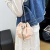 Bolsa de Hilo Bordada Estilo Nacional para Mujer 2025 Verano Nueva Moda Bolso de Hombro Cubo para Viaje Bolso Cruzado con Cadena Elegante
