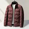 Chaqueta de plumón para hombre 2026, versión con cuello alto y cremallera, cálida y gruesa, abrigo corto de plumón casual de negocios para hombres jóvenes y de mediana edad
