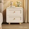 Mesa de cabeceira estilo francês, madeira maciça, branca, para uso doméstico no quarto, novo modelo 2026, alta qualidade, luxo leve, pequena mesa de cabeceira estilo creme