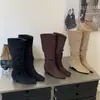 Botas longas femininas estilo coreano para aumentar a altura, novas botas versáteis outono e inverno 2026, de camurça plissada empilhada, botas de cano alto