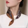 Lenço de Seda com Fivela Magnética Estilo Étnico Exótico Primavera e Verão Lenço Sedoso Macio e Confortável Lenço de Pescoço Moderno e Versátil para Mulheres