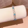 Pulseira de contas de vidro pequena e delicada com design oco, oferecendo um estilo único e versátil, e um toque de luxo discreto. Atacado disponível
