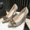 Zapatos de Tacón de Aguja Apuntados de Gama Alta Estilo Francés para Mujer con Decoración de Cadena Dorada, Adecuados para el Trayecto Profesional y el Uso Elegante