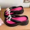 Chinelos de Salto Alto Petite Femininos Verão Uso Externo 2025 Novos Sapatos com Furos Sola Grossa Salto Plataforma Aumentador de Altura Sandálias de Praia