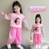 Colección moderna de primavera y otoño para niñas pequeñas: sudaderas y pantalones de chándal elegantes, con diseños únicos, estampados de dibujos animados y rayas de colores - un conjunto de dos piezas