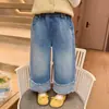 Calça jeans infantil 2026 primavera e outono novo estilo, calça longa casual com punho e bordado para bebês meninas, calça de perna reta para uso ao ar livre