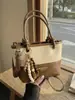 Bolsas Femininas de Nicho Transfronteiriças Nova Moda Primavera 2026 Bolsa Transversal Versátil Bolsa de Mão com Toque de Luxo Bolsa de Ombro Estilo Balde