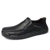 Nuevos zapatos casuales de cuero para hombre 2026, cosidos a mano, suela suave, cuero suave, sin cordones, fáciles de poner, zapatos de papá, zapatos para conducir