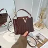 Bolso de Mano y Bolso Cruzado Cuadrado Pequeño Nuevo, Elegante y Minimalista de Gran Capacidad con Diseño de Piedra y Letras 2026 para Mujer