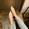 Sapatilhas de Bico Fino de Boca Baixa Sapatos Beanie para Mulheres 2025 Nova Moda de Celebridade da Internet Versátil Superfície Torcida Sapatilhas para Trabalho