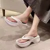 Chanclas de verano para mujer 2026 nueva moda versátiles para exteriores con suela gruesa que aumenta la altura antideslizantes sandalias de dedo para la playa