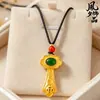Colgante Ruyi Dorado Estilo Chino Tradicional Incrustado con Ágata Roja, Calcedonia Verde y Monedas de Cobre, Collar Ruyi Auspicioso, Colgante Vintage para Mujer