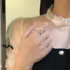 Anillo de Corazón de Granate Borgoña de Alta Imitación con Perla de Imitación Shijia para Mujer Nuevo Joven Lujo Gama Alta Anillo de Cuerda Elástica
