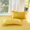 Un par de fundas de almohada de algodón lavado, cada una de 48 cm x 74 cm, adecuadas para camas individuales o dobles, en colores lisos