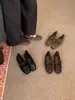 Zapatos cuadrados de ante plano con pajarita para mujer, nuevo estilo 2026, zapatos de retazos para el trabajo