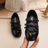 Sapatos de Couro Infantis 2026 Primavera e Outono Estilo Coreano Meninas Laço Prata Sapatos Individuais Bebê Solado Macio Corte Baixo Sapatos de Princesa