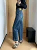 Calça jeans de perna reta! Um item essencial para o outono, estes jeans cropped que afinam, na cor café, são perfeitos para mulheres baixinhas e oferecem elasticidade em quatro direções.