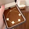 Pulsera de Trébol a la Moda, Sencilla, de Lujo Ligero, Elegante, Diseño de Nicho Único y Exquisito, Versátil para el Uso Diario y para Ir al Trabajo