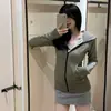 Chamarra con capucha ajustada para mujer, nuevo estilo coreano de primavera y otoño, sudadera con capucha casual adelgazante en el hombro derecho, top delgado de yoga entallado a la cintura