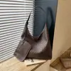 Bolsa feminina tecida com padrão vintage de alta qualidade transfronteiriça 2026 nova moda bolsa de ombro para o dia a dia bolsa tote de grande capacidade
