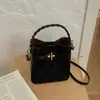 Bolso de Mano Pequeño para Mujer 2026 Otoño/Invierno Nuevo Estilo para el Trabajo Retro Nicho Versátil Casual Bolso Cruzado de Hombro Único Tipo Cubo