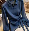 Elegante camisa feminina de manga longa estilo francês, coleção outono 2026, com um estiloso design de amarração lateral que acentua a cintura e cria um efeito emagrecedor, top simples e chique