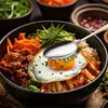 Conjunto de talheres de quatro peças com facas, garfos e colheres feitos de aço inoxidável, apresentando facas de churrasco, garfos, colheres e utensílios de cozinha.