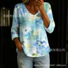 Nova camisa feminina de manga comprida com botões e gola V estampada transfronteiriça, elegante e estilosa para o trabalho, top casual único e moderno