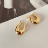 Exquisitos pendientes geométricos de moda europea y americana, pendientes dorados lisos, elegantes pendientes de nicho de alta gama, sencillos y versátiles.