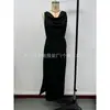 Vestido de cetim sem mangas com decote canoa e cinto para marcar a cintura, apresentando um design plissado com fenda e uma silhueta longa para um look elegante e sofisticado