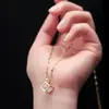 Acessórios de pingente de zircônia, disponíveis em uma variedade de estilos, oferecem um toque de luxo discreto.. Nós vendemos por atacado colares, brincos e outros acessórios, e também oferecemos opções de personalização e DIY.