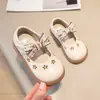 Zapatos de Princesa para Niñas 2024 Primavera Nuevos Suela Suave Antideslizantes Zapatos de Cuero para Bebé Niños Medianos y Pequeños Transpirables Versátiles Zapatos Individuales con Lazo