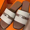 Sandálias de Dedo com Fivela Pequena de Alta Qualidade para Influenciadoras Moda Feminina Cor Versátil Color Block Bico Quadrado Fundo Plano Sandálias de Exterior Verão