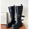 Linda fivela de cinto de couro fina, elegante e confiante, com estilo que aumenta a altura, e botas longas confortáveis de sola grossa para outono e inverno