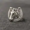 Anillo de Caballo con Forma de Herradura y Patrón de Hierba Tang Plateado, Diseño Retro Trendy de Nicho para Hombres y Mujeres, Directo del Fabricante