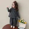 Conjunto de Lã para Meninas Outono 2026 Nova Moda Elegante Conjunto de Três Peças Listrado para Bebê Menina