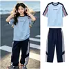 Conjunto Esportivo para Meninas 2026 Verão Novo Estilo para Crianças Maiores, Camiseta com Bloco de Cores e Manga Raglan com Letra, Calça de Pernas Largas, Calça Reta