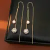 Brincos de prata banhados a ouro 14k com agulha, adornados com zircônia e pérolas, oferecendo um visual luxuoso e sofisticado, e apresentando um design único e estiloso
