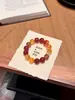 Pulseira Original de Cristal Vermelho Natural Amora Selvagem ao Pôr do Sol com Cristal Morango, Flores de Resina Amarelas e Flores de Resina com Folha de Ouro, Adequada para o Elemento Fogo