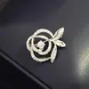 Broche de Flor de Peonía Bicolor Chapado en Oro Rosa, Sencillo y Elegante, Broche Floral Pequeño y Exquisito Incrustado de Piedras, Pin de Solapa para Mujer