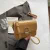 2025 Nova Moda Bolsa Quadrada Pequena com Fecho Bolsa Feminina Luxo Leve Bolsa de Ombro Personalizada Bolsa Transversal Simples e Estilosa de Alto Valor